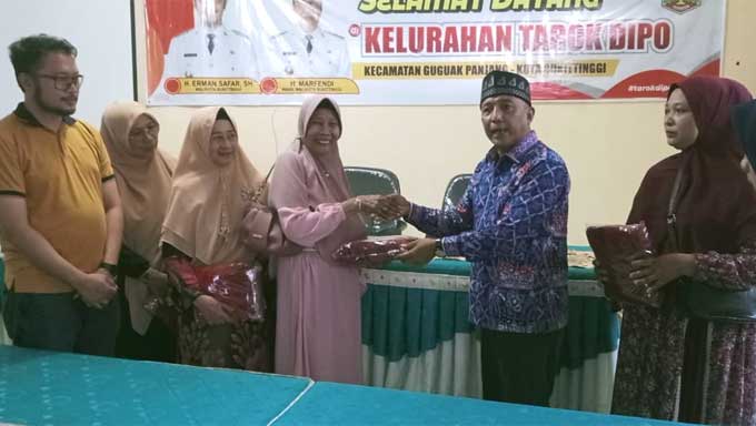 Edison Nimli serahkan bantuan dana pokir berupa baju kuruang basiba kepada sejumlah pengurus Bundo Kanduang Kelurahan Tarok Dipo