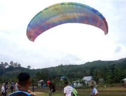 Wabup Pasbar Buka Festival Paralayang Bukit Marando Air Bangis