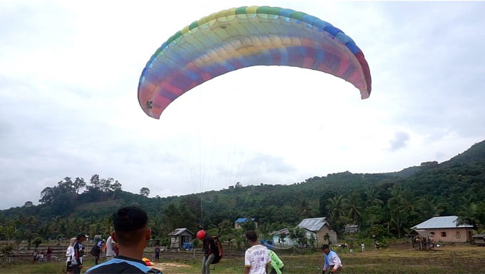 Festival Paralayang Bukit Marando di Air Bangis