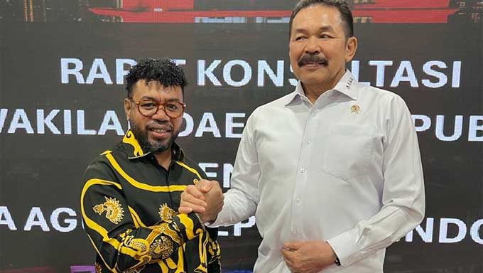 Senator Papua Barat, Dr. Filep Wamafma bersama Jaksa Agung ST Burhanuddin