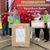 Penyerahan hadiah Gerak Jalan Santai HUT PGRI, HGN ke-78 dan HUT Korpri di Kabupaten Pesisir Selatan