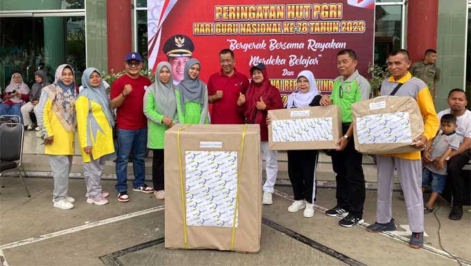 Penyerahan hadiah Gerak Jalan Santai HUT PGRI, HGN ke-78 dan HUT Korpri di Kabupaten Pesisir Selatan