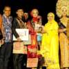 Penyerahan hadiah Grand Final Uda Uni Duta Wisata Sumbar di Solsel