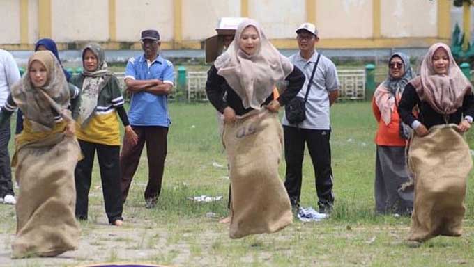 HUT Korpri ke-52, Pemko Padang Panjang Gelar Berbagai Kegiatan dan Lomba 1 Lomba Pacu Karung Estafet HUT Korpri ke-52 di Kota Padang Panjang