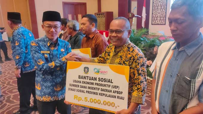 Pj Wali Kota Tanjungpinang, Hasan, serahkan bantuan usaha ekonomi produktif dan bantuan kesejahteraan sosial beras 5 kilogram Pemerintah Provinsi Kepri