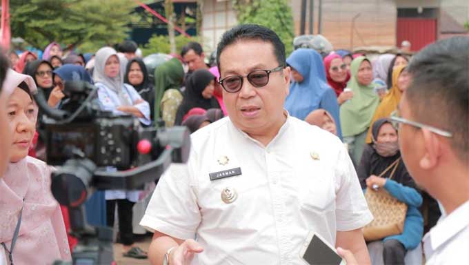 Pj. Wali Kota Payakumbuh, Jasman saat meninjau langsung pasar murah di Dinas Koperasi dan UKM