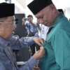 Jusuf Kalla Sematkan Penghargaan Satya Lencana PMI untuk Gubernur Sumbar