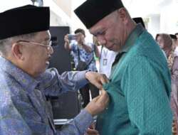 Jusuf Kalla Sematkan Penghargaan Satya Lencana PMI untuk Gubernur Sumbar