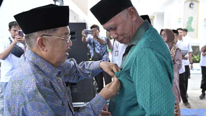 Jusuf Kalla Sematkan Penghargaan Satya Lencana PMI untuk Gubernur Sumbar