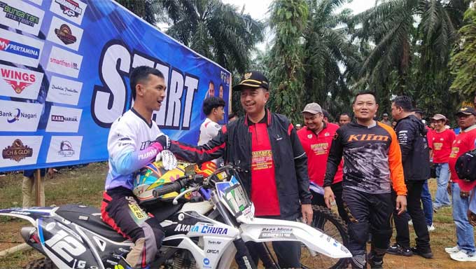 Wabup Buka KNPI Motocross dan Grasstrack Piala Kapolres Pasbar