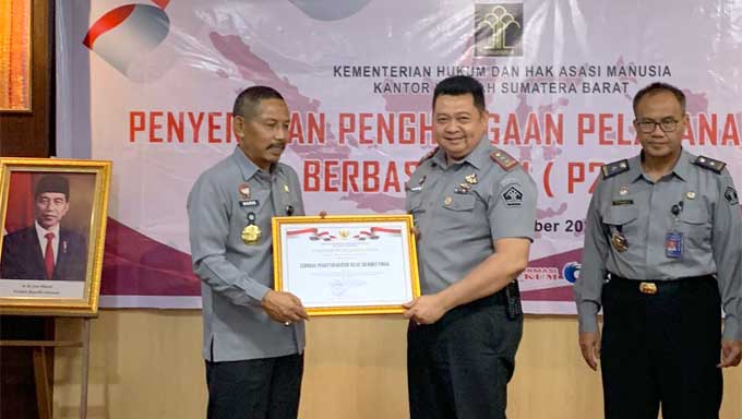 Kalapas Bukittinggi Terima Penghargaan Pelayanan Publik dari Kakanwil Kemenkumham Sumbar