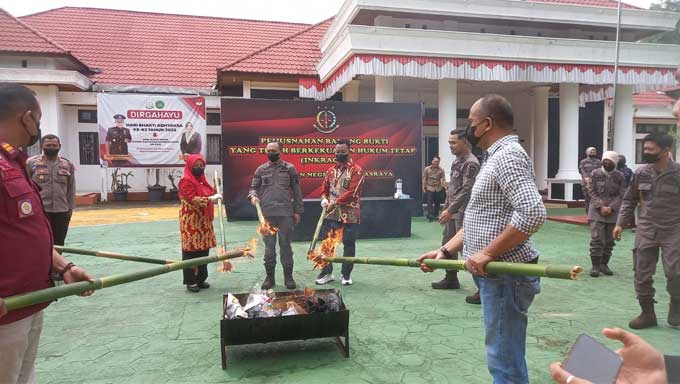Kejari Dharmasraya Kembali Musnahkan Barang Bukti yang Sudah Inkrah