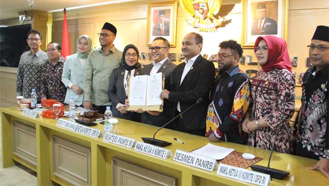 Komite I DPD RI rapat kerja dengan Menteri Pendayagunaan Aparatur Negara dan Reformasi Birokrasi (MenPANRB) Abdullah Azwar Anas