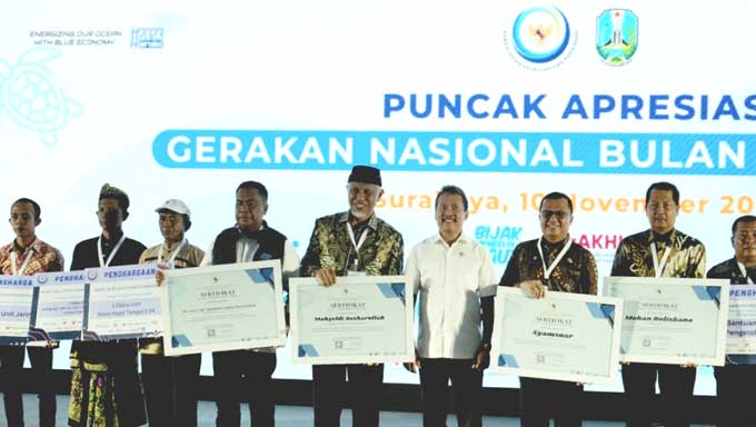 Gubernur Sumbar Terima Penghargaan dari KKP RI