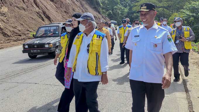 Gubernur Sumbar, mahyeldi saat tinjau kondisi Sitinjau Lauik bersama Menteri PUPR Basuki Hadimuljono