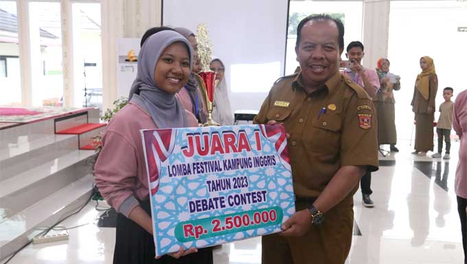 Manggopoh Sapu Bersih Juara Festival Kampung Inggris Agam