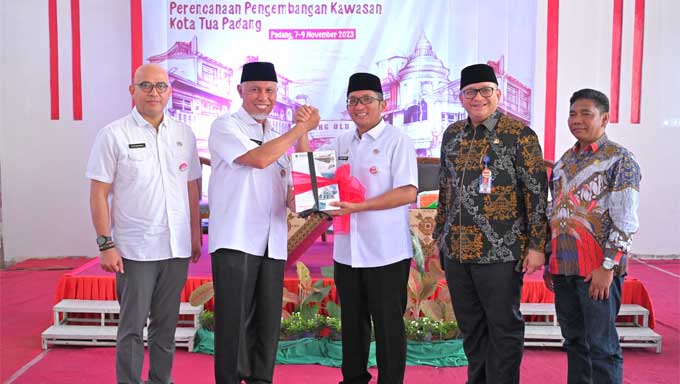 Gubernur Sumbar Serahkan Masterplan Pengembangan Kawasan Kota Tua Padang