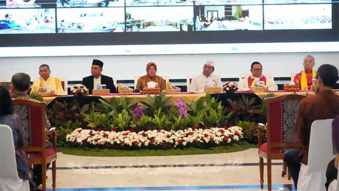 Menteri Sosial Tri Rismaharini menggelar doa bersama untuk keselamatan bangsa