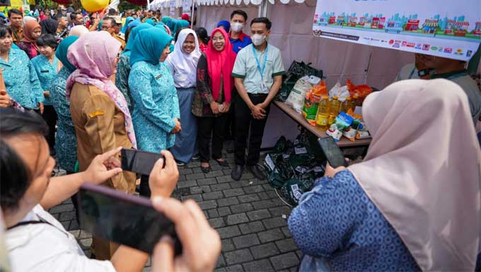 Ketum TP PKK Tinjau Pasar Murah untuk Masyarakat Bekasi