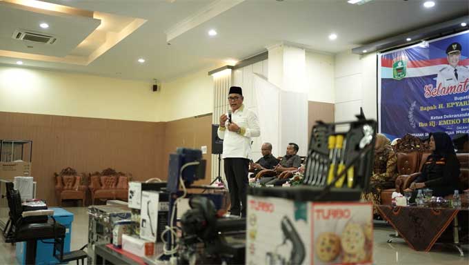 Bupati Solok, Epyardi saat penyerahan Bantuan Peralatan bagi UMKM