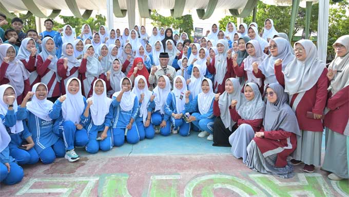 Gubernur Sumbar, Mahyeldi saat mencanangkan Gerakan Aksi Bergizi di halaman SMA Negeri 1 Gunung Talang Kabupaten Solok