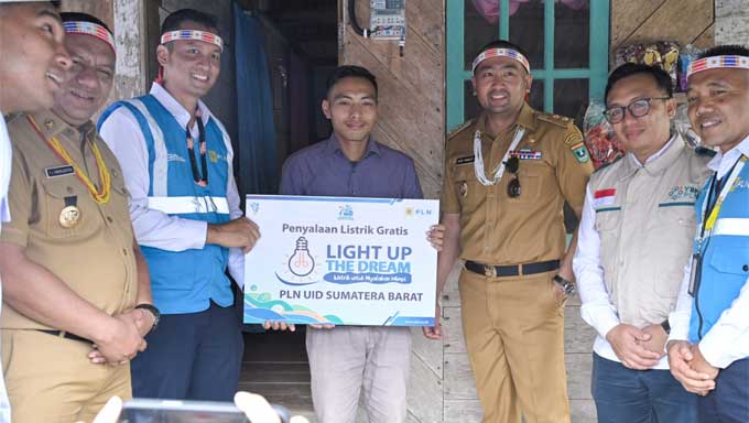Wagub Sumbar Resmikan Pengaliran Listrik PLN di Dusun Berkat, Kepulauan Mentawai 1 Wagub Sumbar Resmikan Pengaliran Listrik PLN di Dusun Berkat, Kepulauan Mentawai