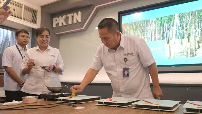 Moga Simatupang mengesahkan Buku Contoh Karet Konvensional
