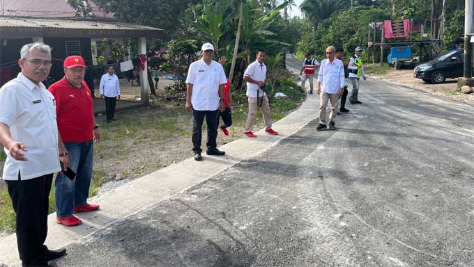 Bupati Agam, H Andri Warman meninjau lokasi pengerjaan di Anak Aia Dadok, Kecamatan Lubuk Basung