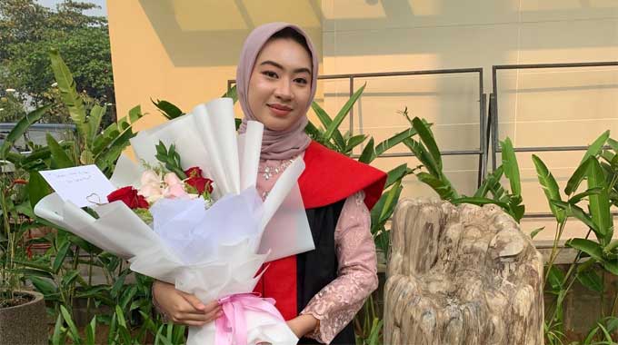 Putri Cholillah Azza, lulusan Program Studi Komunikasi Universitas Pertamina (UPER) angkatan 2019 dengan IPK 3.72