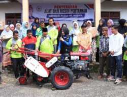 Rezka Oktoberia Serahkan bantuan Handtraktor