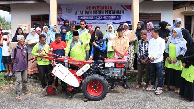 Rezka Oktoberia Serahkan Handtraktor di Gunung Malintang dan Andaleh, Lima Puluh Kota 1 Rezka Oktoberia Serahkan bantuan Handtraktor