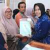 Rezka Oktoberia Serahkan Sertifikat PTSL di Payakumbuh