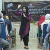Anggota Komisi II DPR RI, Rezka Oktoberia berikan materi dan edukasi kepada masyarakat di aula kantor Camat Lamposi Tigo Nagari