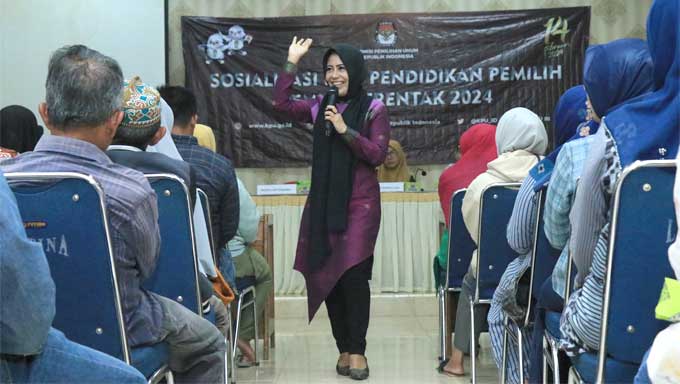 Anggota Komisi II DPR RI, Rezka Oktoberia berikan materi dan edukasi kepada masyarakat di aula kantor Camat Lamposi Tigo Nagari