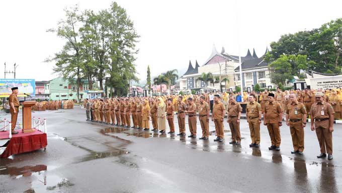 Sabar AS Pimpin Apel Pagi Gabungan di Kantor Bupati Pasaman