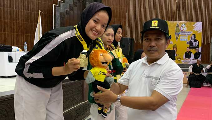 Atlet Kempo asal Kabupaten Pasaman Barat, Winda Gusti Laila yang tergabung dalam Tim Shorinji Kempo Sumatera Barat (Sumbar) berhasil meraih medali emas pada kelas 45 kg putri di ajang Pekan Olahraga Mahasiswa Nasional (POMNAS) XVIII di Banjarmasin-Kalimantan Selatan