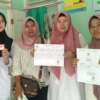 Petugas UKL Dukcapil Batang Kapas Serahkan Akta Kelahiran