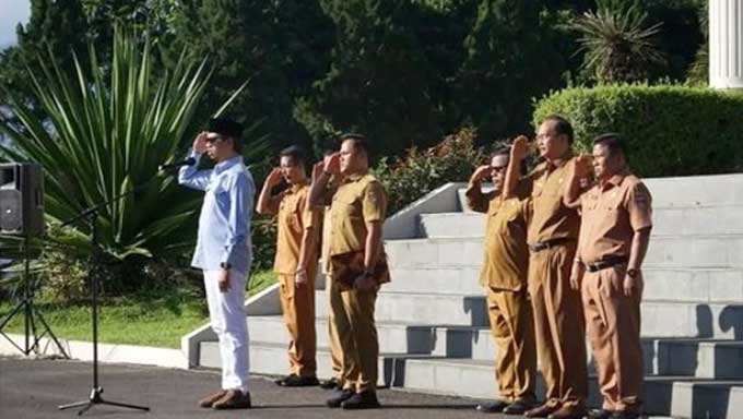 Wali Kota Erman Safar memimpin apel pagi gabungan Aparatur Sipil Negara (ASN) jajaran di lingkungan Pemerintah Kota Bukittinggi