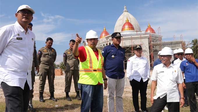 Bupati Agam, H Andri Warman saat mengunjungi proyek pembangunan Masjid Sirah