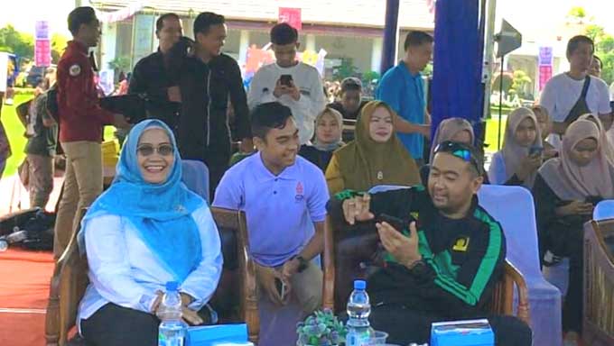 DP3AP2KB Sumbar Gelar Festival Anak, Thayyibal Syafiq Ikut Hadir 1 Tokoh Anak Inspiratif Sumbar, Thayyibal Syafiq berbincang dengan Wagub Audy Joinaldy saat pembukaan Festival Anak, yang dilaksanakan DP3AP2KB Sumbar