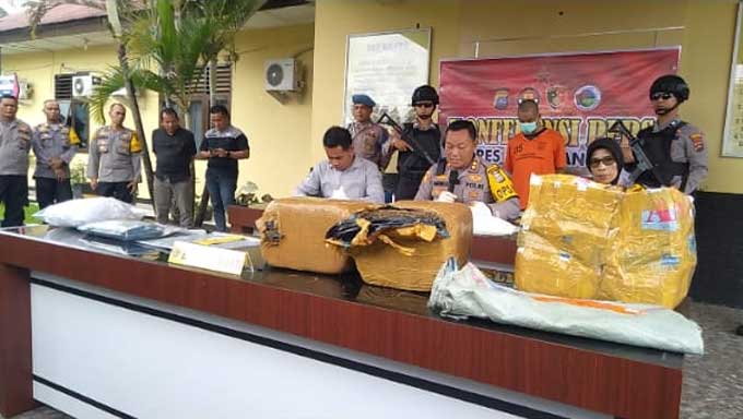 Polres Pasbar Gagalkan Penyelundupan Ganja Kering Seberat 12 Kg ke Malang 1 Polres Pasbar Gagalkan Penyelundupan Ganja Kering Seberat 12 Kg ke Malang
