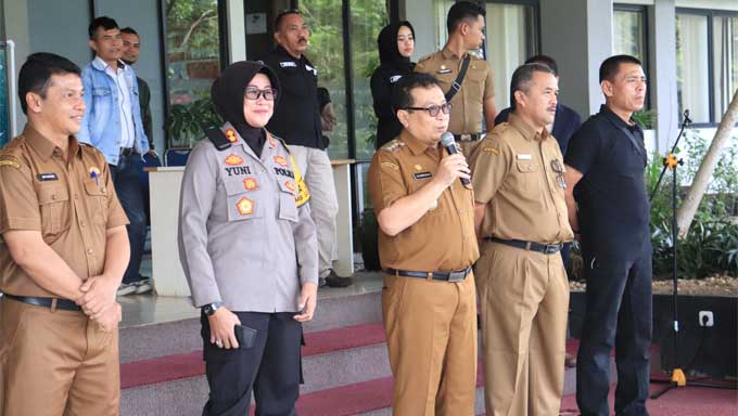 Pj. Wali Kota Jasman lepas Tour Paskibraka, didampingi Kepala Dinas Pariwisata Nofriwandi, Kapolres AKBP Wahyuni Sri Lestari, Kabag Protokoler Nalfira