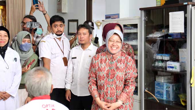 Menteri Sosial Tri Rismaharini tinjau operasi katarak gratis di Kabupaten Tulunggagung