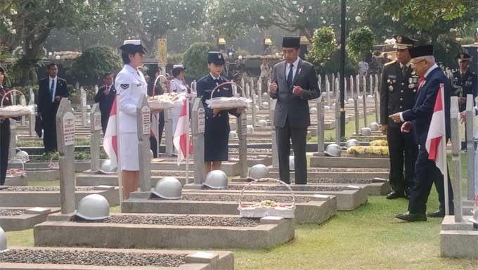 Peringati Hari Pahlawan, Presiden dan Wakil Presiden Tabur Bunga di TMP Kalibata 1 Presiden dan Wakil Presiden Tabur Bunga di TMP Kalibata