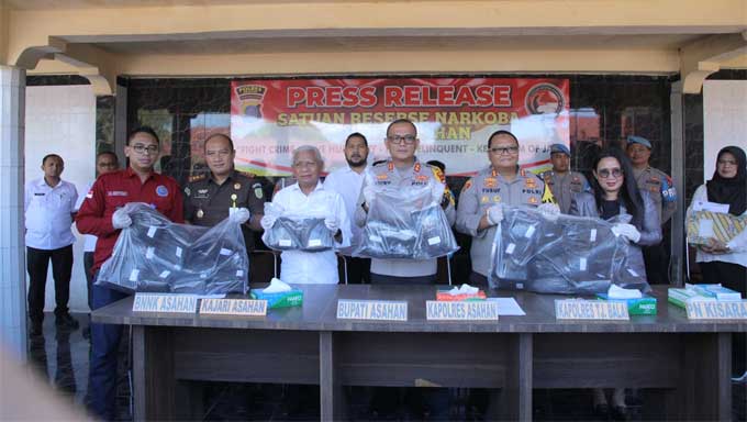 Bupati Asahan, H. Surya Hadiri Press Release Penangkapan 2 Pelaku Peredaran Gelap Narkotika Jenis Sabu-Sabu Seberat 50 Kilogram