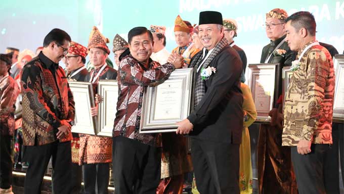 Sekjen Kemendagri, Suhajar Diantoro serahkan penghargaan Swasti Saba Kota Sehat kepada Wali Kota Solok, Zul Elfian Umar