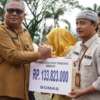 Penyerahan tambahan dana desa dari Kemendes senilai Rp133.823.000 kepada sembilan nagari di Kabupaten Solok Selatan