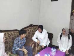 Mensos Tri Rismaharini Menemui Arif Desmanta Laja (14), Anak Yatim Piatu Di Desa Sukaraja, Kecamatan Gedong Tataan, Pesawaran, Lampung
