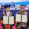 Bupati Solok Capt. H. Epyardi Asda, Dt. Sutan Majo Lelo, M. Mar pada saat hadiri Wisuda Universitas Terbuka Padang Tahun Akademik 2023 / 2024 Program Sarjana dan Pasca Sarjana