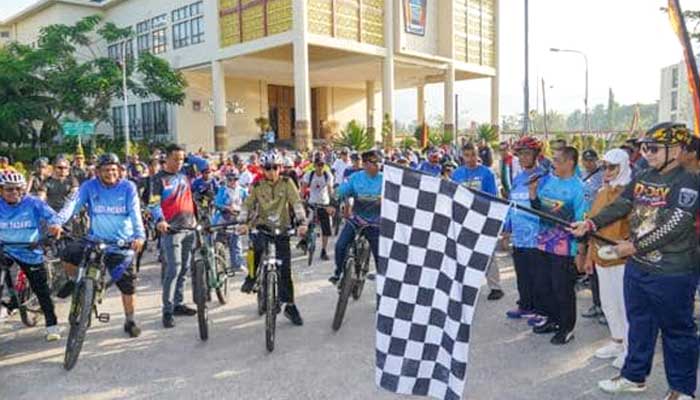 Andree Algamar melepas peserta Fun Bike